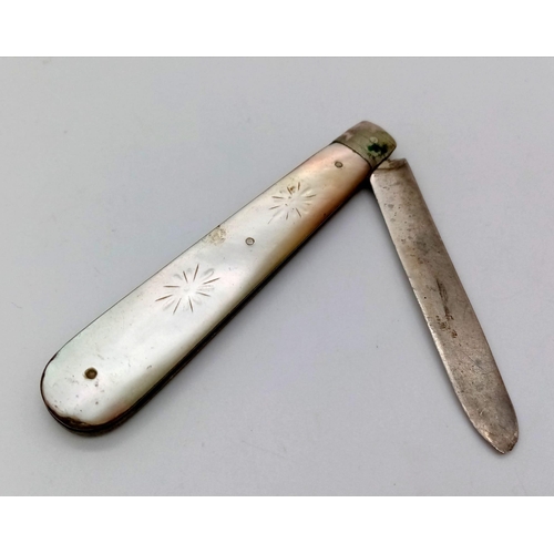 999 - An antique sterling silver Mother of pearl fruit knife. Full hallmarks Sheffield, 1919. Total weight... 