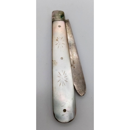 999 - An antique sterling silver Mother of pearl fruit knife. Full hallmarks Sheffield, 1919. Total weight... 