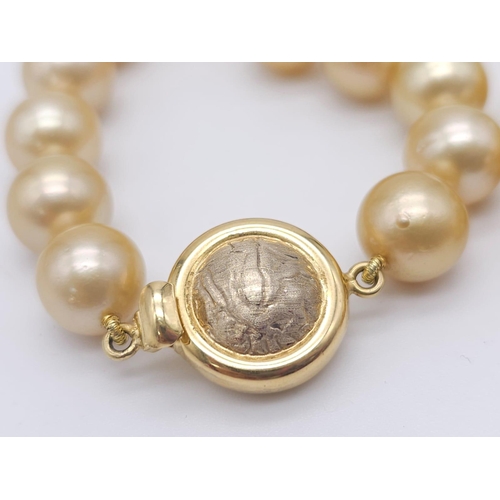 113 - Luxurious Fresh Water Pearl Necklace with an ornate 18kt Yellow Gold Vintage Clasp. 
Measures 44cm i... 