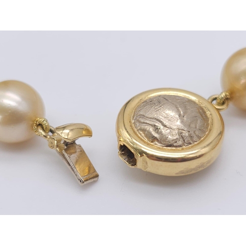 113 - Luxurious Fresh Water Pearl Necklace with an ornate 18kt Yellow Gold Vintage Clasp. 
Measures 44cm i... 