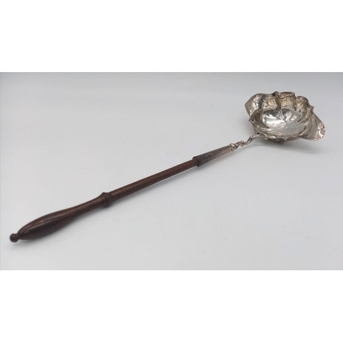 134 - A GEORGIAN SILVER PUNCH LADLE CIRCA 1810 AND MADE IN LONDON , WEIGHING 66.8gms and 30cms IN LENGTH ,... 