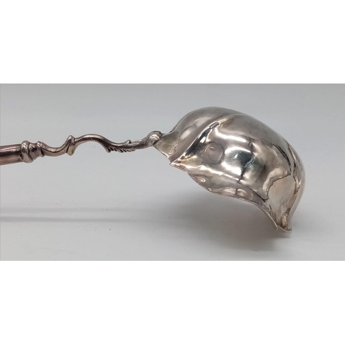 134 - A GEORGIAN SILVER PUNCH LADLE CIRCA 1810 AND MADE IN LONDON , WEIGHING 66.8gms and 30cms IN LENGTH ,... 