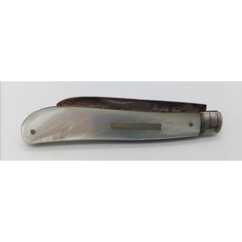 1461 - An antique sterling silver Mother of pearl knife. Full hallmarks Sheffield, 1921. Total weight 26.1G... 