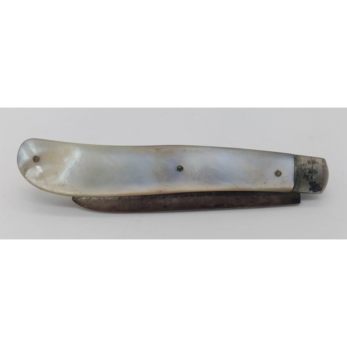 1461 - An antique sterling silver Mother of pearl knife. Full hallmarks Sheffield, 1921. Total weight 26.1G... 