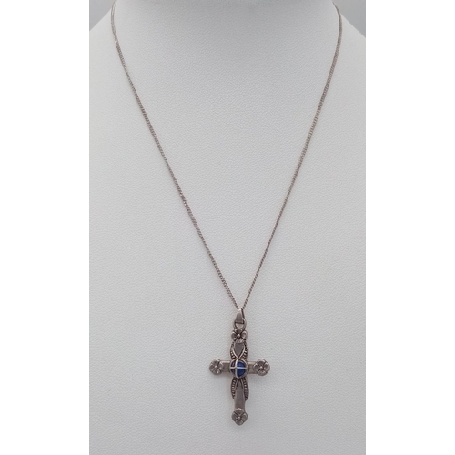 1489 - A vintage 925 silver cross & turquoise pendant on silver chain. Total weight 4G. Total length 36cm.