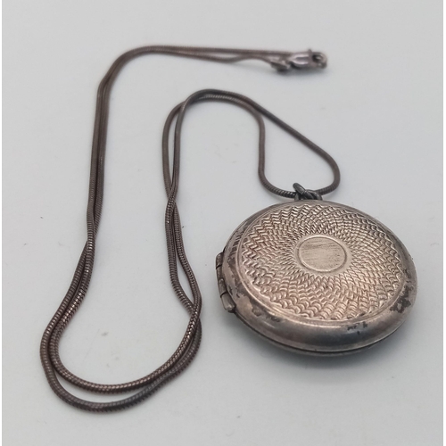 1559 - A vintage sterling silver sovereign case on silver knit chain. Total weight 16.65G. Total length 47c... 