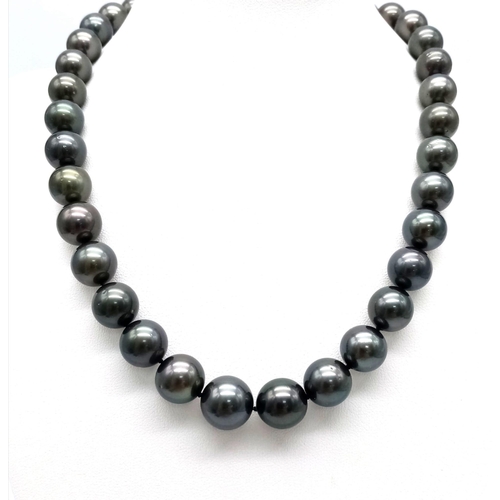 177 - A Charcoal Grey Tahitian Pearl Necklace with 18K White Gold Clasp. 9/10mm pearls. 41cm necklace leng... 