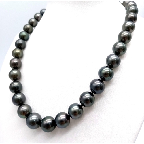 177 - A Charcoal Grey Tahitian Pearl Necklace with 18K White Gold Clasp. 9/10mm pearls. 41cm necklace leng... 