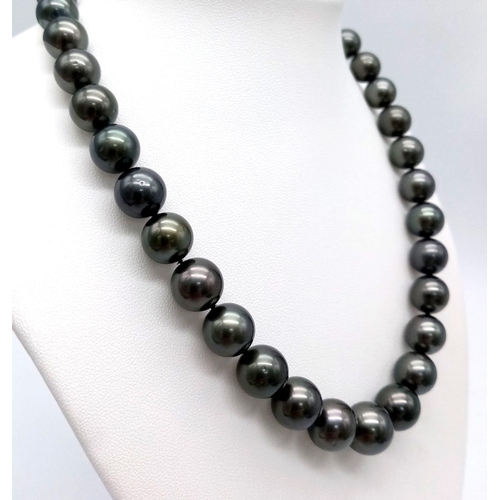 177 - A Charcoal Grey Tahitian Pearl Necklace with 18K White Gold Clasp. 9/10mm pearls. 41cm necklace leng... 