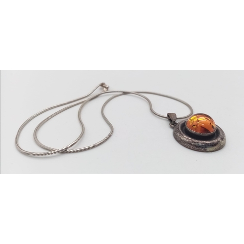 1152 - A 925 silver Amber pendant on silver chain. Total weight 10.8G. Total length 47cm.