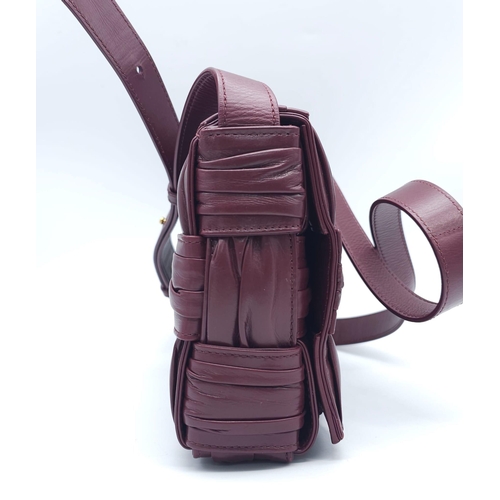 1554 - Bottega Veneta Brick Cassette Bag.
Smooth burgundy leather, signature orthogonal weaving, adjustable... 