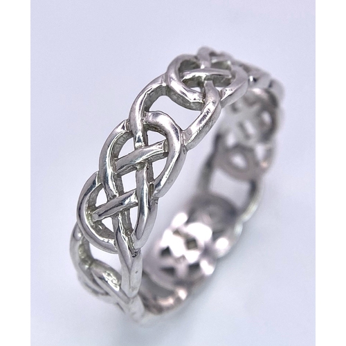 235 - A 9K WHITE GOLD CELTIC BAND RING. Size Z+1, 4.7g total weight.