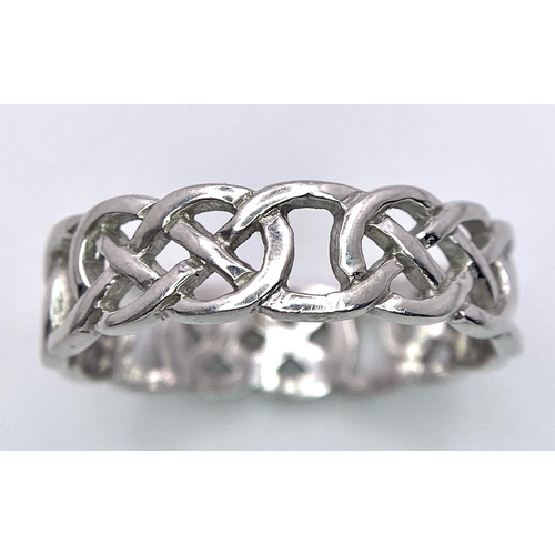 235 - A 9K WHITE GOLD CELTIC BAND RING. Size Z+1, 4.7g total weight.