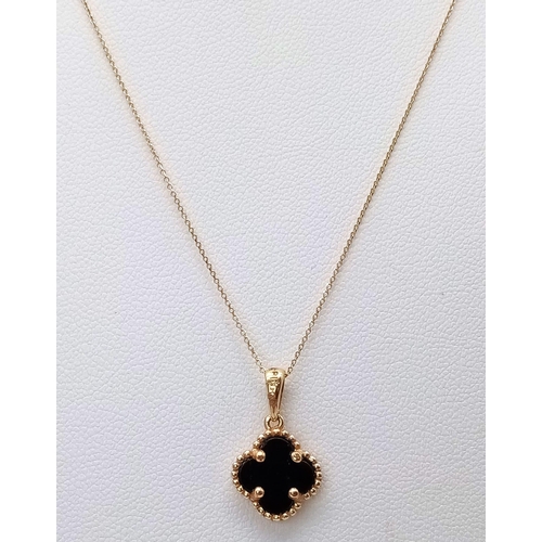 289 - An 18K Gold and Onyx Four Leaf Clover Pendant on a Disappearing 18K Gold Necklace. 17mm and 40cm. 2g... 