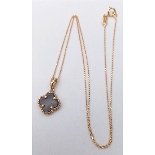 289 - An 18K Gold and Onyx Four Leaf Clover Pendant on a Disappearing 18K Gold Necklace. 17mm and 40cm. 2g... 