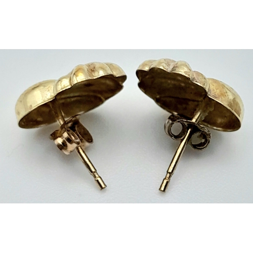 983 - 9K YELLOW GOLD SHELL STUD EARRINGS.
WEIGHT: 0.5G

REF: A/S 7012