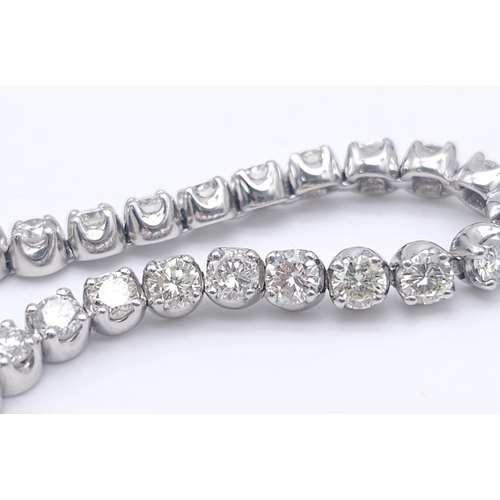 324 - A 5ct Diamond 900 Platinum Tennis Bracelet. 38 brilliant round cut diamonds of a high grade create a... 