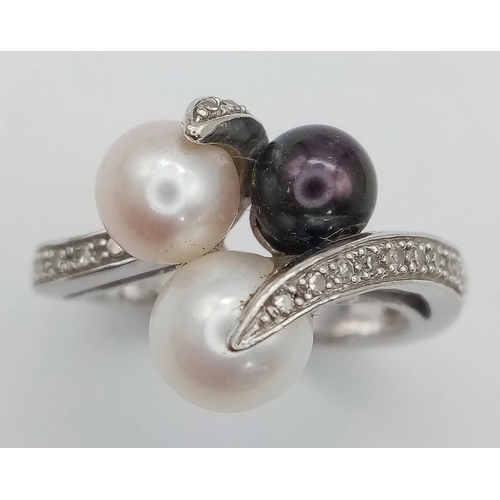 402 - 9K WHITE GOLD, DIAMOND & PEARL RING.
BEAUTIFUL DESIGN, WEIGHS 5.9G AND SIZE: O.

REF: A/S 7008