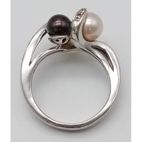 402 - 9K WHITE GOLD, DIAMOND & PEARL RING.
BEAUTIFUL DESIGN, WEIGHS 5.9G AND SIZE: O.

REF: A/S 7008