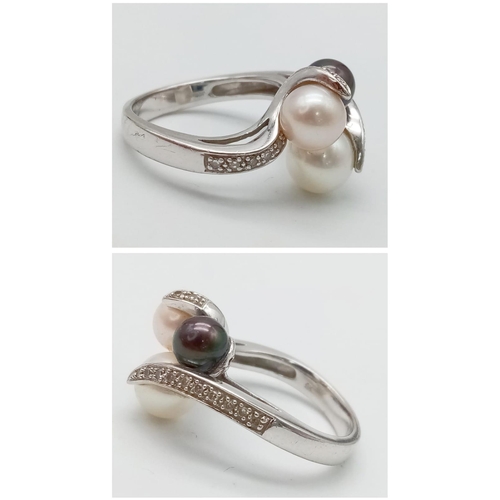 402 - 9K WHITE GOLD, DIAMOND & PEARL RING.
BEAUTIFUL DESIGN, WEIGHS 5.9G AND SIZE: O.

REF: A/S 7008