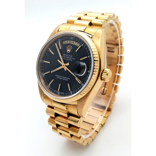 22 - A Solid 18K Gold Rolex Oyster Perpetual Day-Date Gents Watch. 18k gold bracelet and case - 36mm. Bla... 