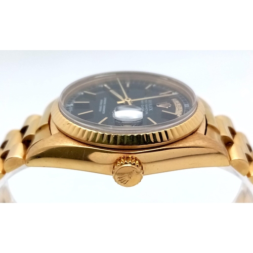 22 - A Solid 18K Gold Rolex Oyster Perpetual Day-Date Gents Watch. 18k gold bracelet and case - 36mm. Bla... 