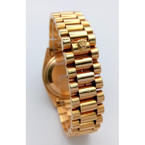 22 - A Solid 18K Gold Rolex Oyster Perpetual Day-Date Gents Watch. 18k gold bracelet and case - 36mm. Bla... 