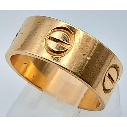 495 - A 9K YELLOW GOLD CARTIER STYLE RING. Size M, 4.8g weight.