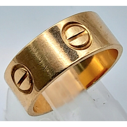 495 - A 9K YELLOW GOLD CARTIER STYLE RING. Size M, 4.8g weight.