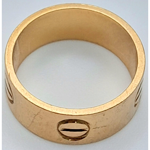 495 - A 9K YELLOW GOLD CARTIER STYLE RING. Size M, 4.8g weight.