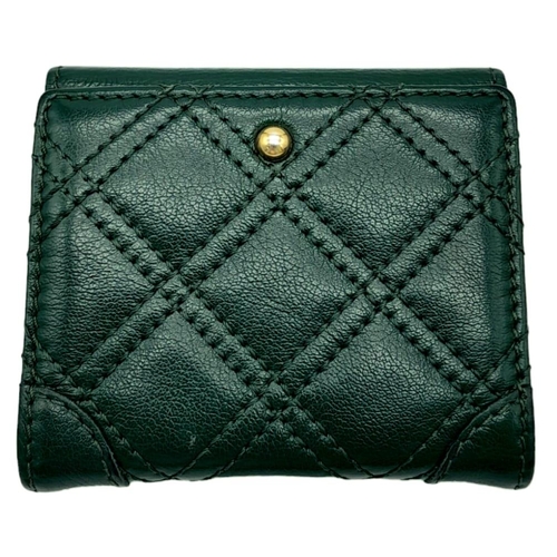 528 - Emerald Green Marc Jacobs Unisex Wallet.
Quilted Diamond Pattern stitched exterior with Gold Tone Ha... 