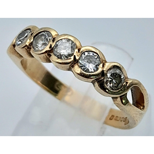 572 - 9K YELLOW GOLD, DIAMOND 5 STONE RING.
0.25CTW, WEIGHS 2.4G AND SIZE K.

REF: SC 7073