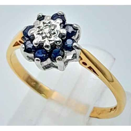 663 - AN 18K YELLOW GOLD DIAMOND & SAPPHIRE CLUSTER RING. Size M, 2.4g total weight.