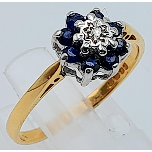 663 - AN 18K YELLOW GOLD DIAMOND & SAPPHIRE CLUSTER RING. Size M, 2.4g total weight.