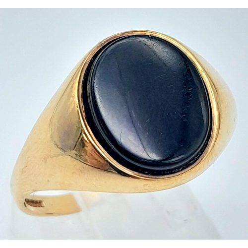 838 - A 9K GOLD SIGNET RING WITH BLACK ONYX STONE .  2.8gms   size T