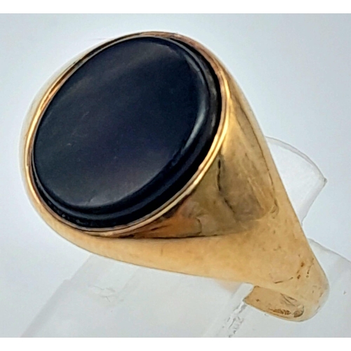 838 - A 9K GOLD SIGNET RING WITH BLACK ONYX STONE .  2.8gms   size T