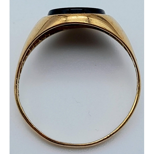 838 - A 9K GOLD SIGNET RING WITH BLACK ONYX STONE .  2.8gms   size T