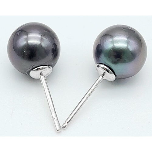 927 - A Pair of Pearl Earrings on 18K White Gold Stems. No backs. 2.57g total weight. Ref: 14916