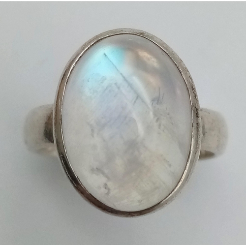 1018 - STERLING SILVER MOONSTONE RING.
WEIGHS 5.1G AND SIZE N.

REF: A/S 7017