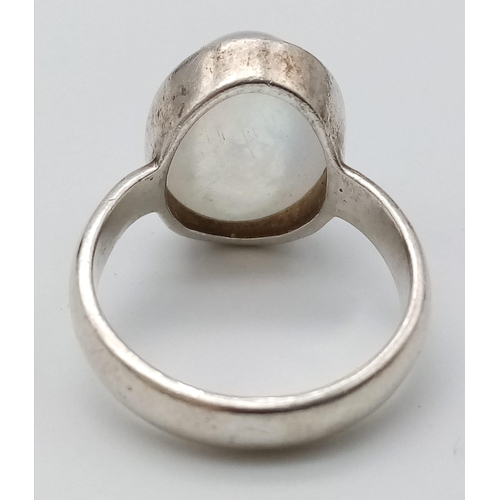 1018 - STERLING SILVER MOONSTONE RING.
WEIGHS 5.1G AND SIZE N.

REF: A/S 7017