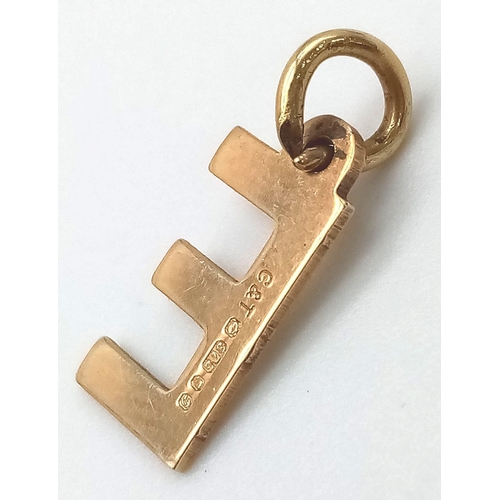 1137 - 9K YELLOW GOLD, INITIAL 'E' CHARM.
WEIGHS 0.6G AND MEASURES 1CM LONG.

REF: SC 7078