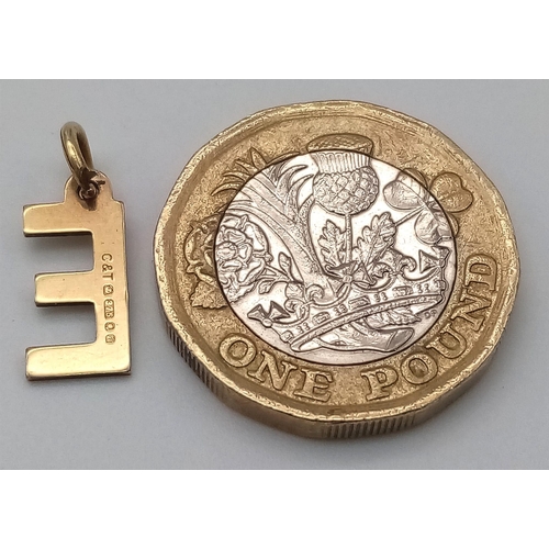 1137 - 9K YELLOW GOLD, INITIAL 'E' CHARM.
WEIGHS 0.6G AND MEASURES 1CM LONG.

REF: SC 7078