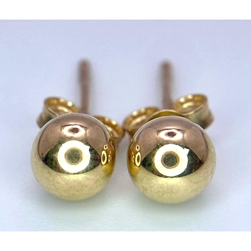 1172 - A PAIR OF 9K YELLOW GOLD BALL STUD EARRINGS. 0.4g total weight.