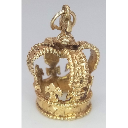 221 - 9K YELLOW GOLD CROWN CHARM.
WEIGHS 5.3G AND MEASURES 2CM LONG.

REF: SC 7068