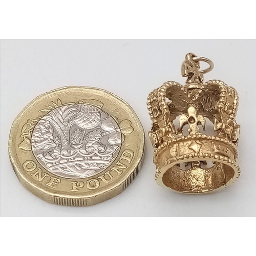 221 - 9K YELLOW GOLD CROWN CHARM.
WEIGHS 5.3G AND MEASURES 2CM LONG.

REF: SC 7068