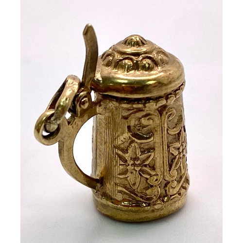 544 - 9K YELLOW GOLD, TANKARD CHARM WHICH OPENS.
WEIGHS 2.3G AND MEASURES 1.5CM LONG.

REF: SC 7070