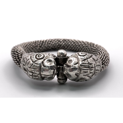 868 - A DOUBLE DRAGON HEAD SOLID SILVER BRACELET WITH SCREWING SAFETY FASTENING . 28.5gms