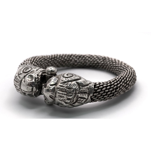 868 - A DOUBLE DRAGON HEAD SOLID SILVER BRACELET WITH SCREWING SAFETY FASTENING . 28.5gms