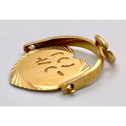 894 - 9K YELLOW GOLD, HEART SPINNER THAT WHEN SPINS SAYS I LOVE YOU.
WEIGHS 1.3G AND MEASURES 2CM.

REF: S... 