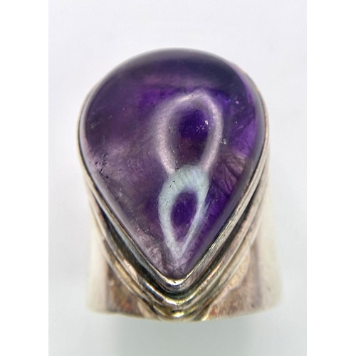 950 - A STERLING SILVER PEAR SHAPED AMETHYST CABACHON STONE RING. SIZE T, 17.3G TOTAL WEIGHT.    Ref: SC 7... 